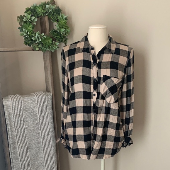 BE COOL Tops - Be cool black and tan plaid button up